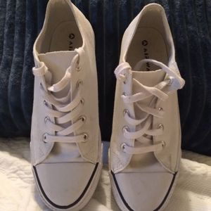 Airwalk white lace ups. Size 8 1/2